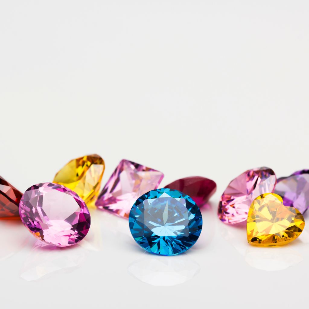 Die Magie der Hyaluroncé Gemstone Linie: Luxuspflege mit Edelsteinextrakten